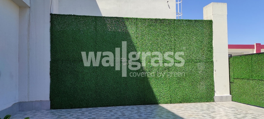 استخدام العشب المزيف للجدار